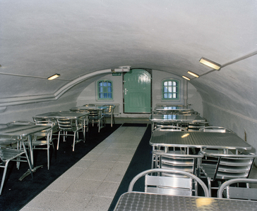 843649 Gezicht in de gerestaureerde werfkelder onder het pand Nieuwegracht 60 te Utrecht, in gebruik als kantine van ...